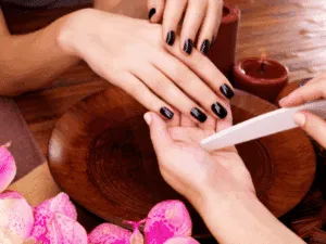 manicure semipermanente in ambiente spa