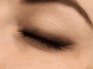 Palpebra chiusa con eyeliner sfumato soft liner realizzato con tecnica semipermanente.