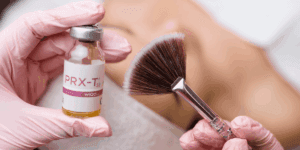 Fiala di PRX-T33 con pennello per applicazione durante trattamento di biorivitalizzazione viso.