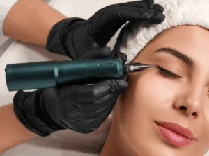 Applicazione di eyeliner semipermanente con dermografo da parte di una professionista.