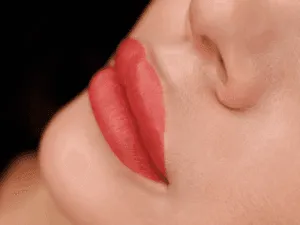 Labbra femminili con trucco semipermanente dal colore intenso e contorno perfettamente definito, risultato di una dermopigmentazione professionale.