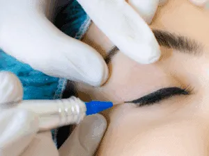 Procedura di trucco permanente occhi con eyeliner grafico, eseguita con dermografo di precisione.