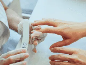 Preparazione dell’unghia con lima professionale prima dell’applicazione del semipermanente