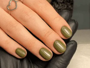 unghie verde oliva