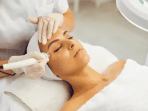 Estetista che esegue trattamento vacuum viso con manipolo aspirante per pulizia profonda e azione anti-impurità.