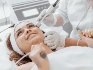 Veicolazione transdermica dei principi attivi con elettroporazione durante trattamento viso